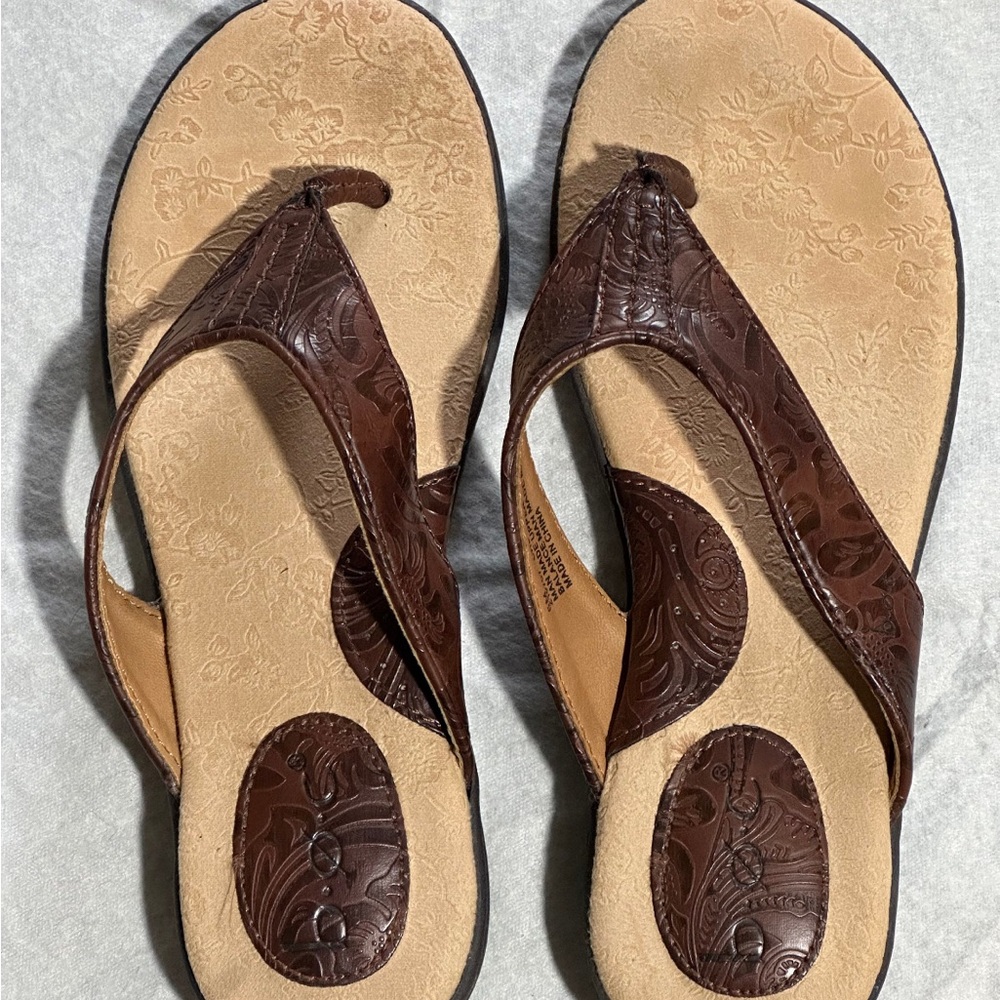BOC SIZE 6M Brown Leather Women's thong floral Sandals worn on a cruise.